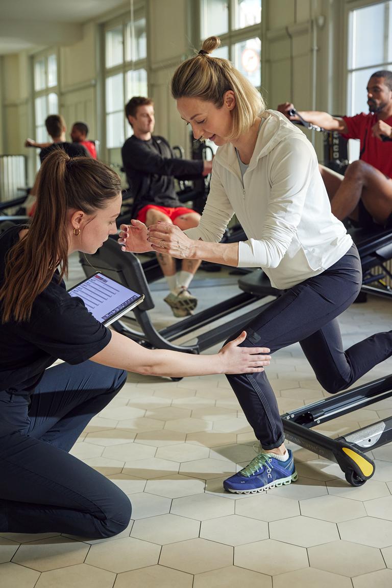 Group training hilft dir, Fitness sicher aufzubauen und langfristige Gewohnheiten zu entwickeln.